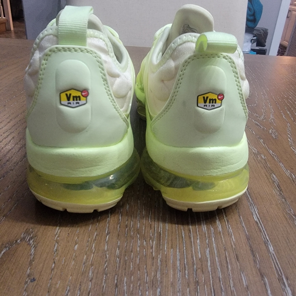 Nike air vapormax, used, no box, like new, 5 men/6.5 women, barely volt - Picture 5 of 10